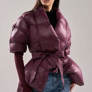 AKIRA RIB SLEEVE PEPLUM PUFFER IN BURGUNDY